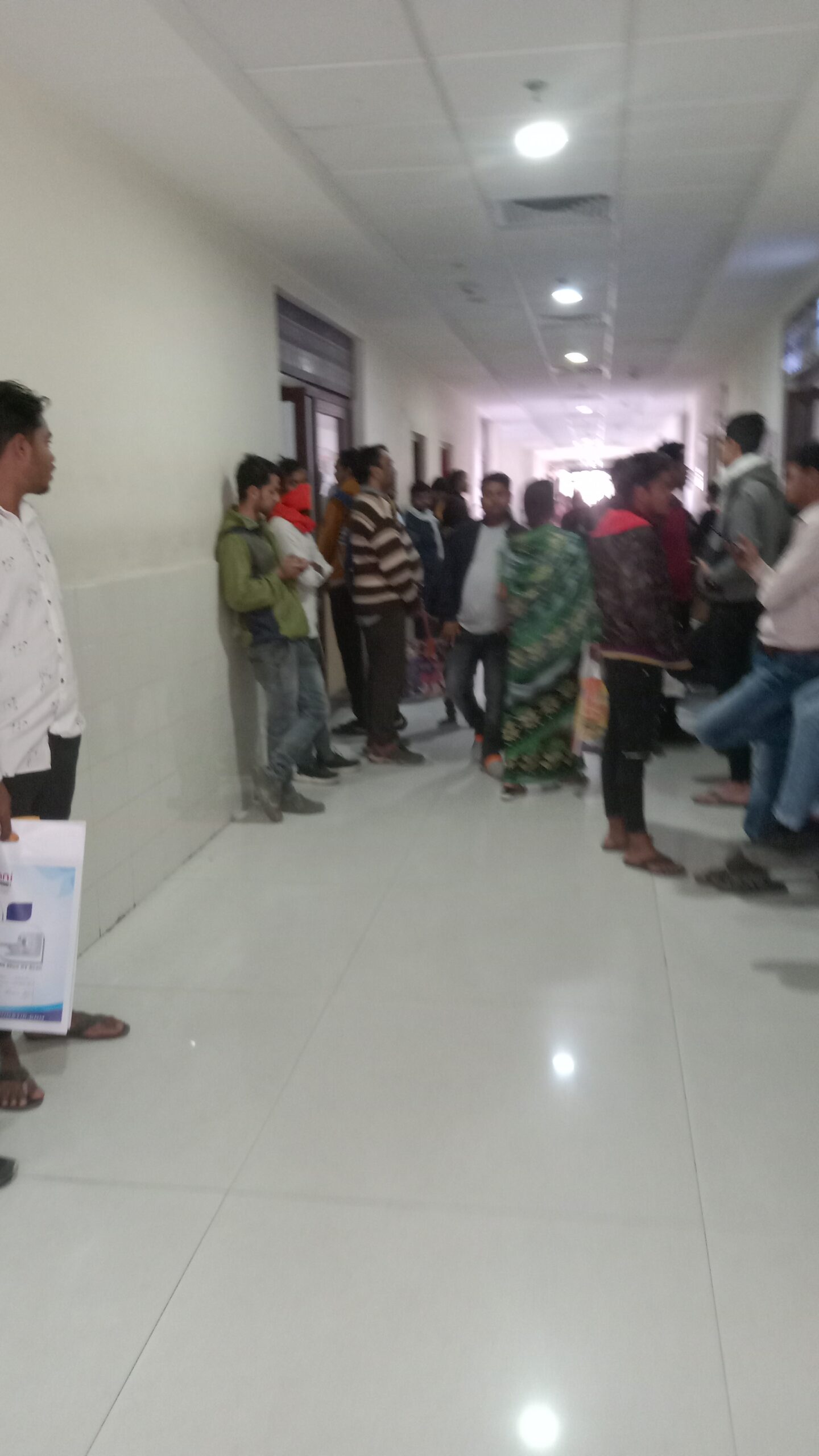 बाहर खड़े है नागरिक