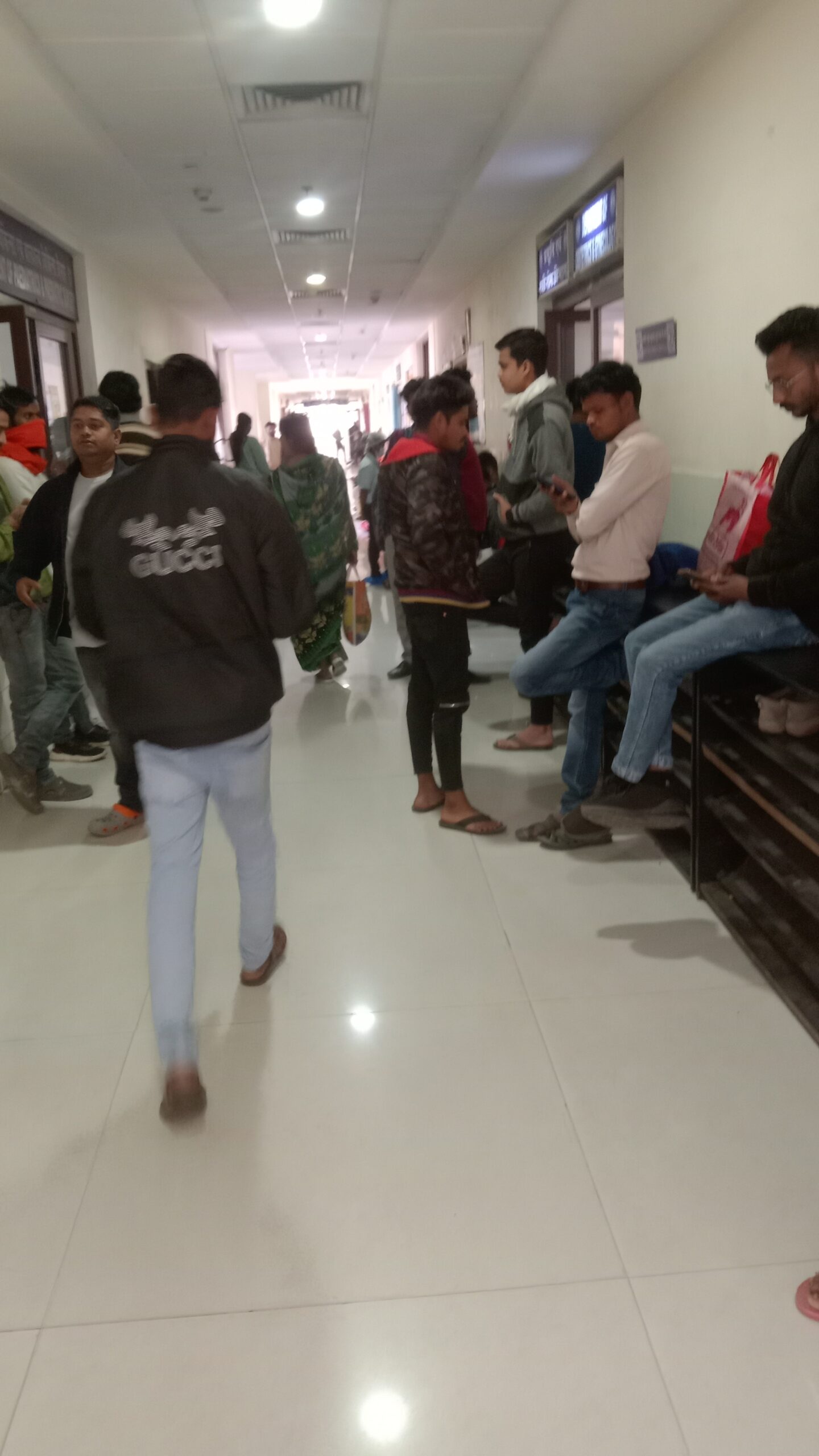 बैठने की व्यवस्था नहीं होने के कारण जीत स्तन मे बैठा है नागरिक 