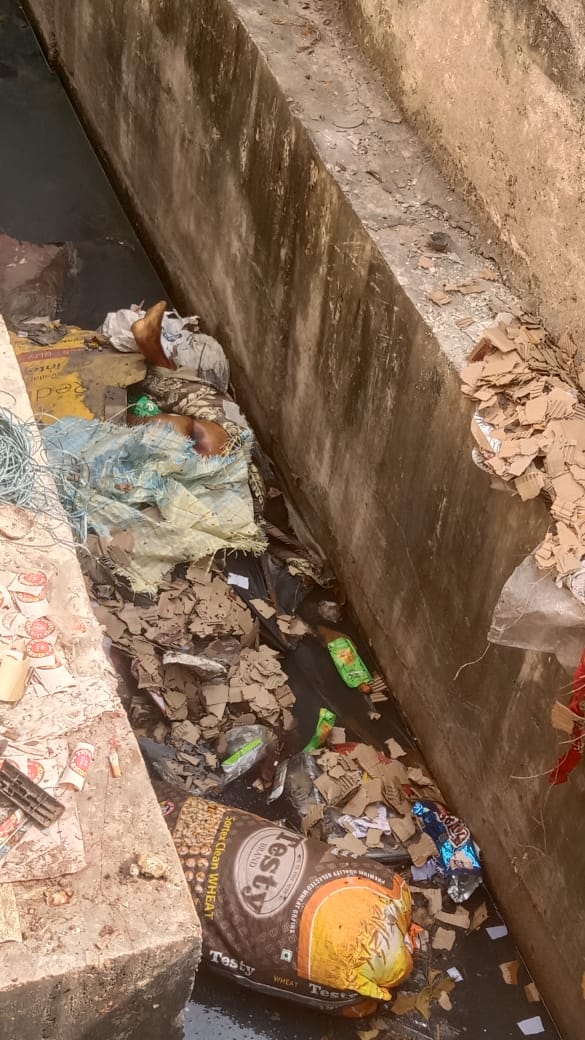 अज्ञात व्यक्ति की डेड बॉडी नाले में मिली 